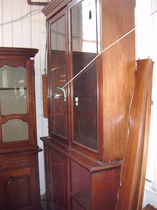 Mahogany glazed bookcase(-)